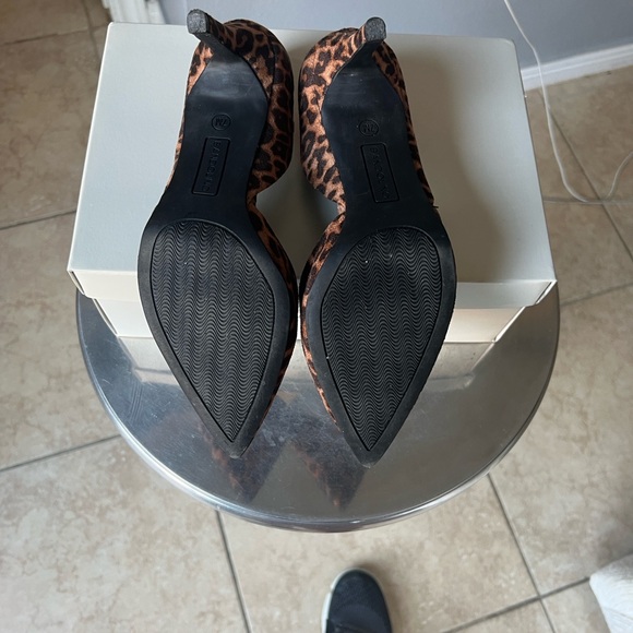 Bandolino Grenow Pointed Toe Pumps - Picture 7 of 7